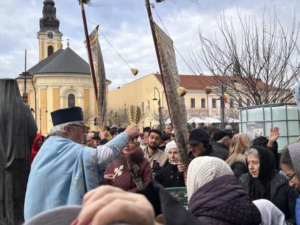 „Sfințire, sănătate și binecuvântare”. De Bobotează, credincioșii au primit agheasmă la catedralele și bisericile din Oradea (FOTO)