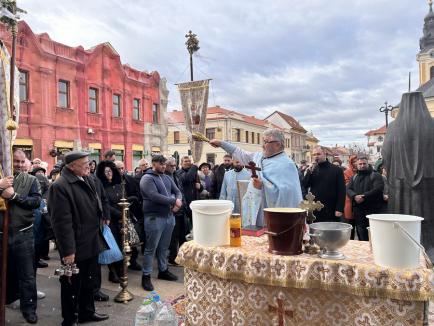 „Sfințire, sănătate și binecuvântare”. De Bobotează, credincioșii au primit agheasmă la catedralele și bisericile din Oradea (FOTO)