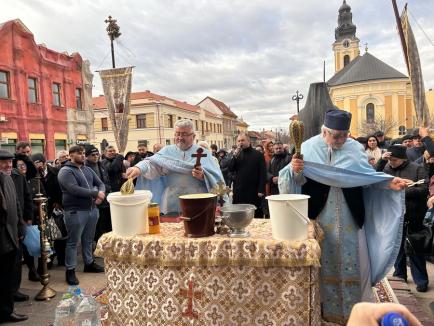 „Sfințire, sănătate și binecuvântare”. De Bobotează, credincioșii au primit agheasmă la catedralele și bisericile din Oradea (FOTO)