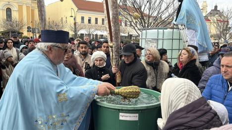 „Sfințire, sănătate și binecuvântare”. De Bobotează, credincioșii au primit agheasmă la catedralele și bisericile din Oradea (FOTO)