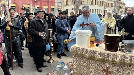 „Sfințire, sănătate și binecuvântare”. De Bobotează, credincioșii au primit agheasmă la catedralele și bisericile din Oradea (FOTO)