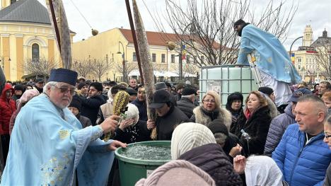 „Sfințire, sănătate și binecuvântare”. De Bobotează, credincioșii au primit agheasmă la catedralele și bisericile din Oradea (FOTO)