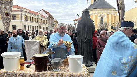 „Sfințire, sănătate și binecuvântare”. De Bobotează, credincioșii au primit agheasmă la catedralele și bisericile din Oradea (FOTO)