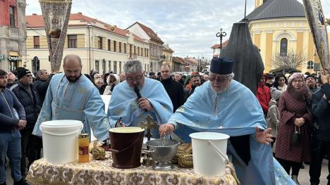 „Sfințire, sănătate și binecuvântare”. De Bobotează, credincioșii au primit agheasmă la catedralele și bisericile din Oradea (FOTO)