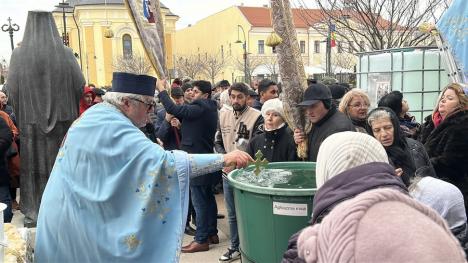 „Sfințire, sănătate și binecuvântare”. De Bobotează, credincioșii au primit agheasmă la catedralele și bisericile din Oradea (FOTO)