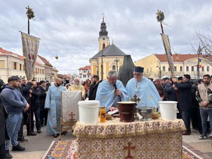 „Sfințire, sănătate și binecuvântare”. De Bobotează, credincioșii au primit agheasmă la catedralele și bisericile din Oradea (FOTO)