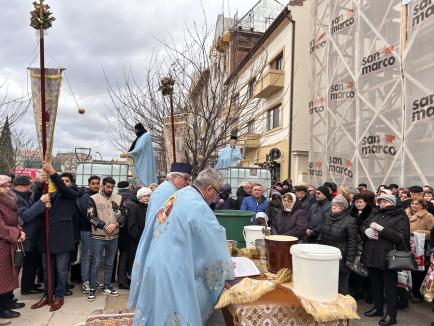 „Sfințire, sănătate și binecuvântare”. De Bobotează, credincioșii au primit agheasmă la catedralele și bisericile din Oradea (FOTO)