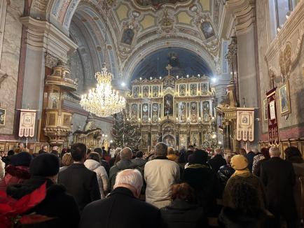 „Sfințire, sănătate și binecuvântare”. De Bobotează, credincioșii au primit agheasmă la catedralele și bisericile din Oradea (FOTO)