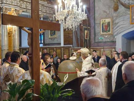 Sute de credincioși au sărbătorit Boboteaza la bisericile din centrul Oradiei (FOTO)
