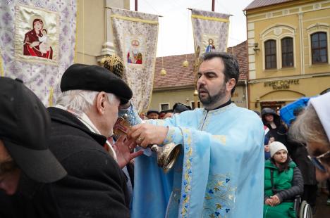 Sute de credincioși au sărbătorit Boboteaza la bisericile din centrul Oradiei (FOTO)