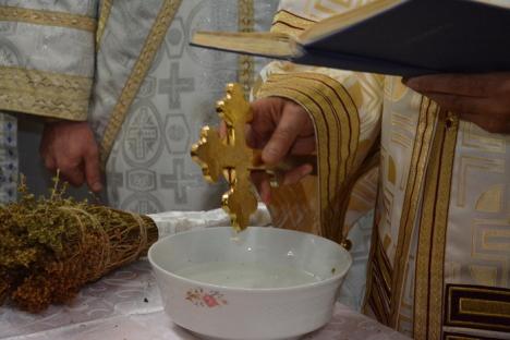 Gerul Bobotezei: Sfințirea apei s-a făcut în biserici, ca să nu îngheţe Agheasma Mare şi credincioşii (FOTO/VIDEO)