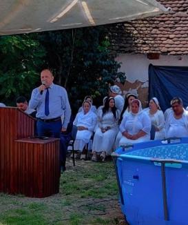 Botez electoral: Vicepreşedintele CJ Traian Bodea participă la botezuri colective în pandemie (FOTO)