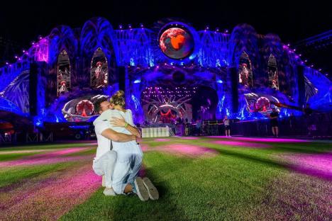 Cerere în căsătorie marca Untold. Un orădean a obținut un „Da!” de la iubita lui, știristă la PRO TV (VIDEO)