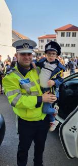 Poliţistul Bogdănel: un băieţel de 4 ani din Oradea are propria uniformă şi îi însoţeşte pe poliţişti la acţiunile preventive (FOTO)