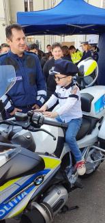 Poliţistul Bogdănel: un băieţel de 4 ani din Oradea are propria uniformă şi îi însoţeşte pe poliţişti la acţiunile preventive (FOTO)