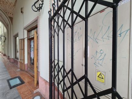 'Boierul' vandal: Poliţia e pe urmele individului care mâzgăleşte palatele din Oradea. E bănuit fiul unui cunoscut politician (FOTO)