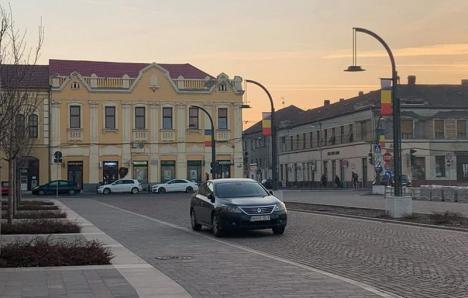 Bolojan, prins în offside: Maşina primarului de Oradea, parcată neregulamentar în Piaţa Unirii (VIDEO)