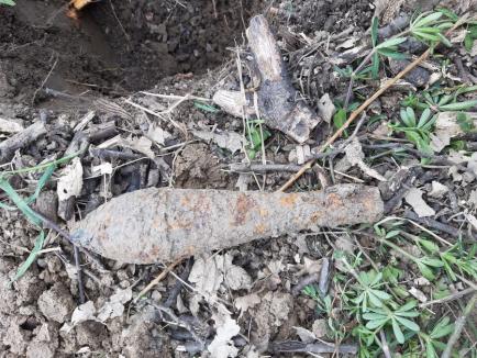 Bombă de artilerie, descoperită într-o livadă de lângă Oradea