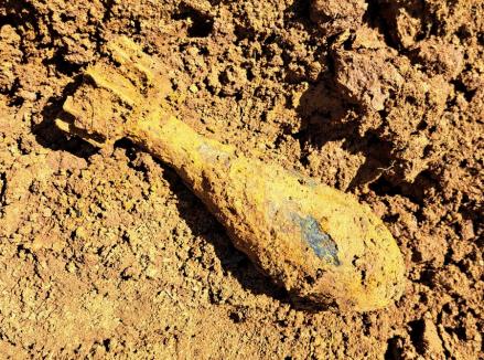 Un bihorean a găsit o bombă de artilerie din cel de-al Doilea Război Mondial când lucra la fundația casei