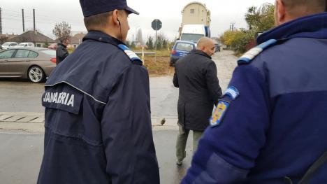 Scandal la dezvelirea statuii de la Sânmartin: Un protestatar și reporterul BIHOREANULUI au fost agresați, iar jandarmii nu au intervenit (FOTO / VIDEO)
