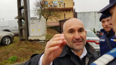 Scandal la dezvelirea statuii de la Sânmartin: Un protestatar și reporterul BIHOREANULUI au fost agresați, iar jandarmii nu au intervenit (FOTO / VIDEO)