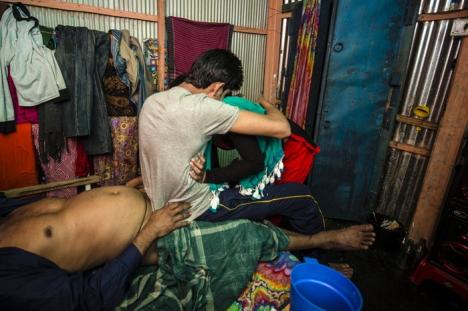 Sex pe bani: Cum arată un bordel din Bangladesh, una dintre puţinele ţări musulmane în care prostituţia e legală (FOTO)