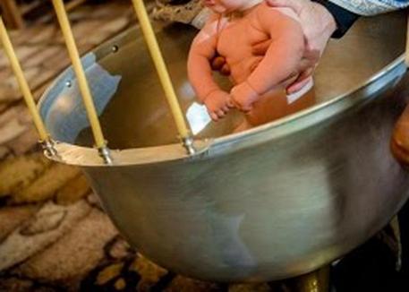 Medicii legişti au găsit lichid în plămânii bebeluşului care a murit după botez. Preotul este suspect de ucidere din culpă