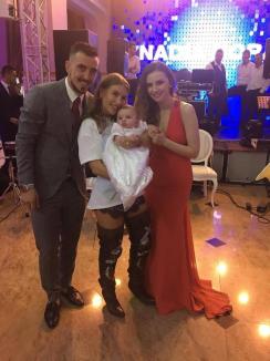 Fotbalistul Ioan Hora şi soţia lui, Romana, şi-au botezat la Oradea fetiţa născută în Turcia (FOTO)