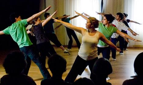 Meditaţie în mişcare: Cursuri gratuite de gimnastică Bothmer la Biblioteca Judeţeană
