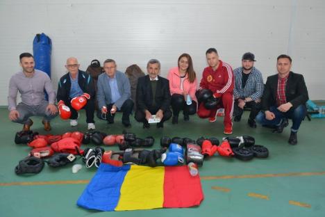 Voluntariat şi generozitate cu mănuşi: clubul Basti Box Salonta a oferit copiilor din Holod echipamente pentru practicarea acestui sport (FOTO)