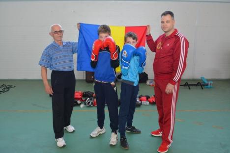 Voluntariat şi generozitate cu mănuşi: clubul Basti Box Salonta a oferit copiilor din Holod echipamente pentru practicarea acestui sport (FOTO)