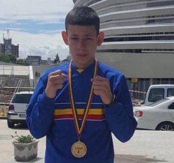 Tânărul pugilist orădean Angelo Covaci, convocat la lotul naţional de juniori, pentru stagiul de la Eforie Nord