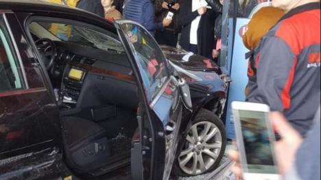 A intrat cu mașina într-un mall din România. Mai multe persoane au fost rănite, un bărbat a fost înjunghiat (FOTO/VIDEO)
