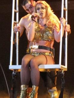 Britney Spears, show cu "şuncile" la vedere