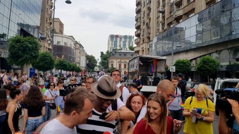 Orădeanul Emil Rengle, care a recunoscut că este bisexual, a condus Marşul Diversităţii din Bucureşti (FOTO)