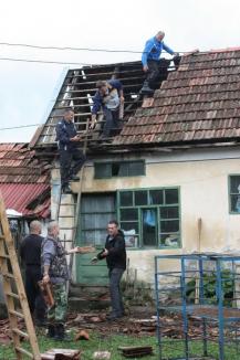 Prefectul Ioan Mihaiu mulţumeşte bugetarilor şi firmelor care au ajutat la repararea caselor stricate de furtună (FOTO)