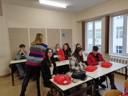 Introspecție despre bunătate: Liceenii de la două școli din Oradea, răsplătiți pentru că au reflectat asupra bunătății (FOTO)