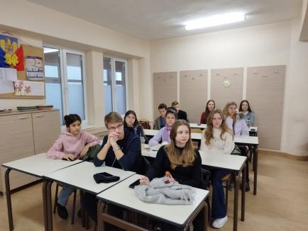 Introspecție despre bunătate: Liceenii de la două școli din Oradea, răsplătiți pentru că au reflectat asupra bunătății (FOTO)