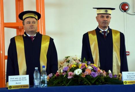 Cearta pe bani: Senatul Universităţii din Oradea a tăiat din salariile şefilor instituţiei, dar conducerea executivă le-a reîntregit rapid