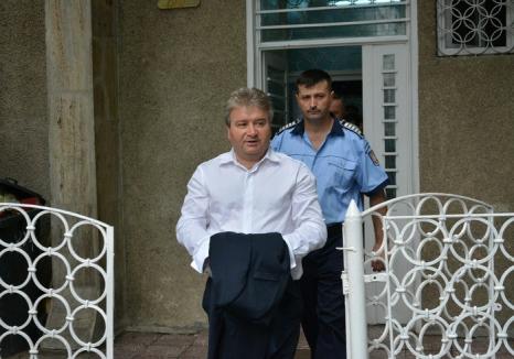 Rectorul Constantin Bungău, scos încătuşat din sediul DNA Oradea: 'O să vedem ce acuzaţii mi se aduc' (FOTO/VIDEO)