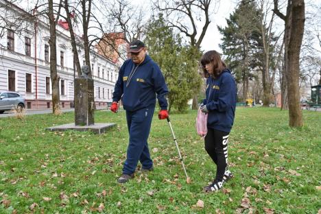 Echipa perfectă: O adolescentă de 14 ani și bunicul ei sunt voluntarii care mențin curat Parcul Libertății din Oradea (FOTO)