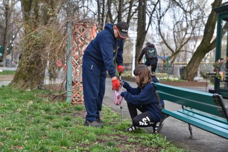 Echipa perfectă: O adolescentă de 14 ani și bunicul ei sunt voluntarii care mențin curat Parcul Libertății din Oradea (FOTO)