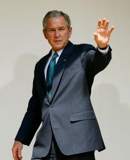 Bush se plimbă până în România să inaugureze o televiziune 'anonimă'