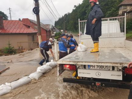 Vin furtuni violente în cea mai mare parte a ţării. La Buşteni, o viitură a blocat DN 1 şi a inundat peste 100 de case (FOTO)