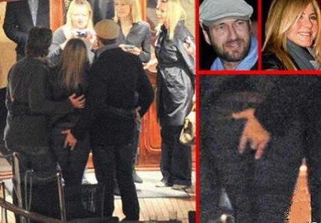 Gerard Butler, prins cu mâna pe fundul lui Jennifer Aniston