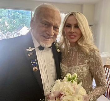 La 93 de ani, Buzz Aldrin, al doilea om care a pășit pe Lună, s-a căsătorit cu o româncă (FOTO)
