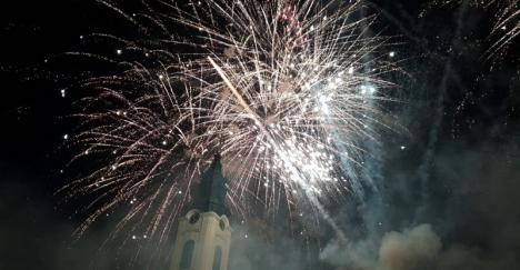 Final spectaculos pentru centenarul Oradiei: Andra a cântat „tradițional”, soldaţii s-au retras cu torţe, iar artificiile au fost tricolore (FOTO / VIDEO)