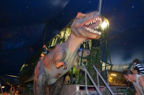 Parcarea Lotus Center, invadată de dinozauri (FOTO)