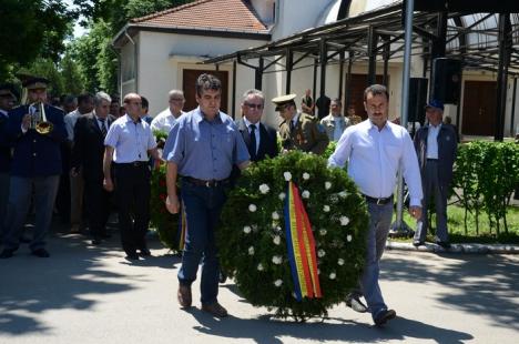 Autorităţile au marcat Ziua Eroilor Neamului cu depuneri de coroane (FOTO)