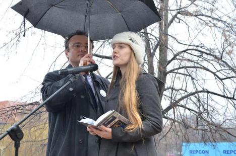 Mihai Eminescu, omagiat în ploaie cu poezii şi cântece (FOTO/VIDEO)